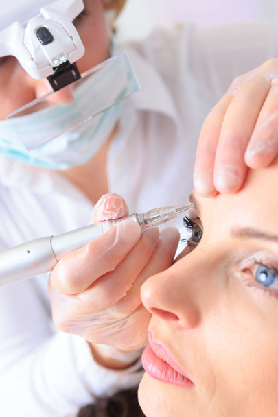 Detailní záběr na ženské tváře obdrží léčby permanentní make-up v salonu krásy - Fotografie, Obrázek