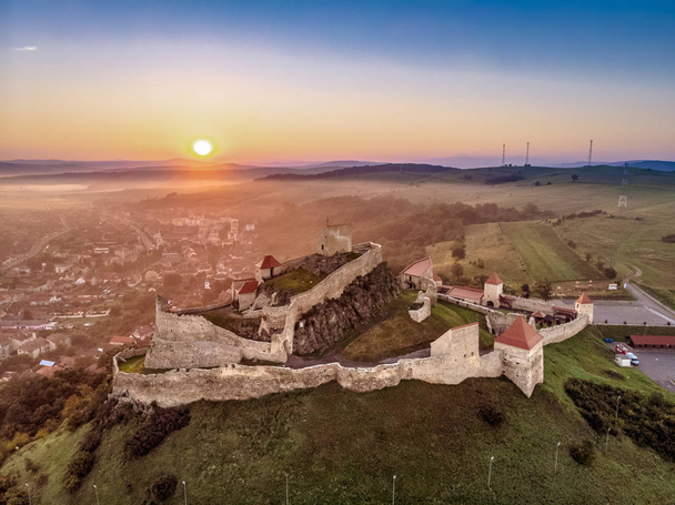 Traditionele landschap in Roemenië met Rupea Fort en Rupea v - Foto, afbeelding