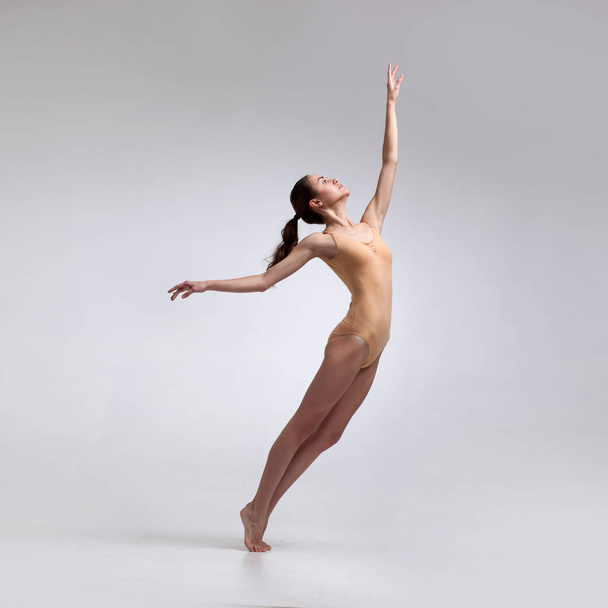 young beautiful dancer in beige swimsuit - Foto, Imagem