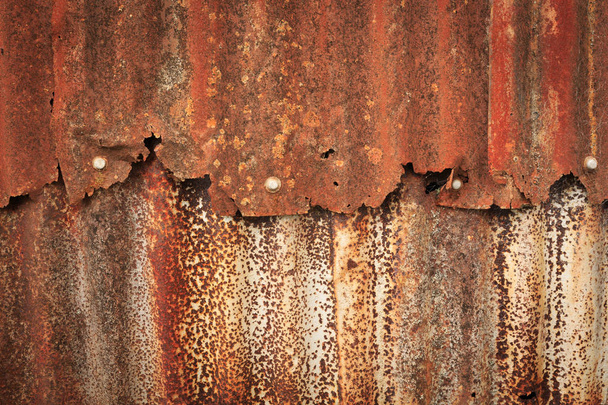 Closeup του το τραχύ και θρυμματιμένος υφές των παλαιών Κυματοειδές σιδήρου στο κτίριο - Φωτογραφία, εικόνα