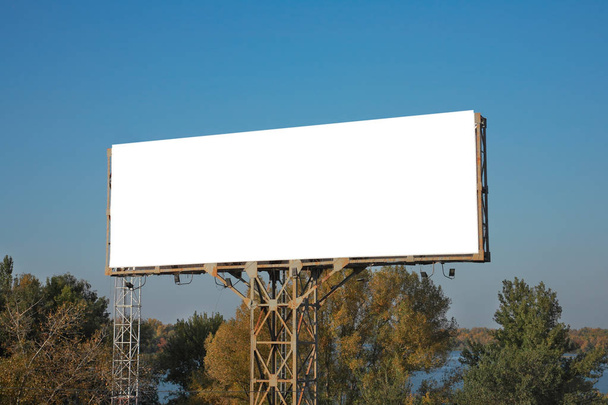 mavi gökyüzüne karşı billboard - Fotoğraf, Görsel