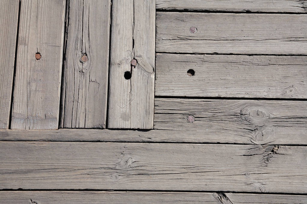 Houten oppervlak van oude planken met spijkers - Foto, afbeelding