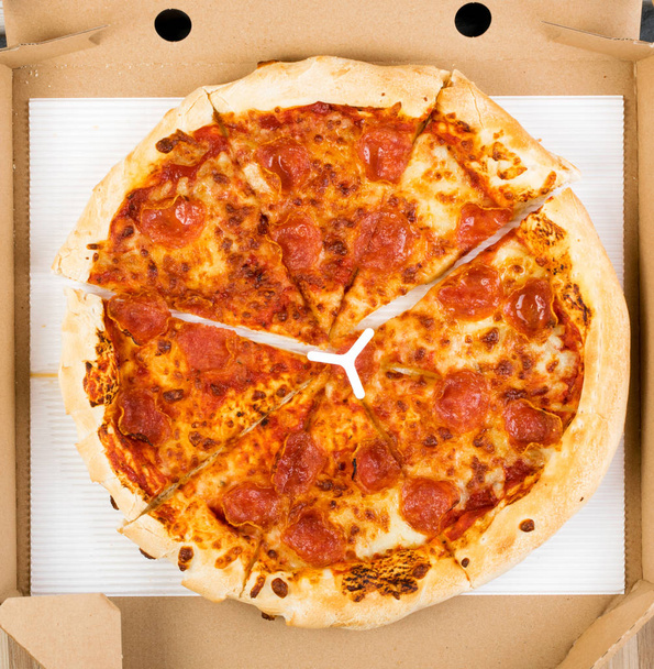 Pepperonia tai Diabola Pizza Salami, Chili Pepper ja Mozzarella juusto pahvi toimitus laatikko Top View. Perinteinen Italian Flatbread Open Pizzeria Paketti lähikuva - Valokuva, kuva