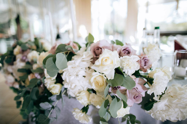 Hochzeitsstrauß mit frischen Blumen auf dem Tisch - Foto, Bild