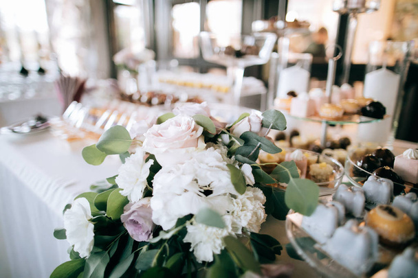 Dekoracje ślubne z świeżych kwiatów na stole deser - Zdjęcie, obraz