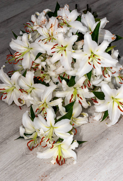bukiet lilii białej na tle podłogi - Zdjęcie, obraz