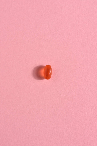 gelatin capsule pill on pink - Фото, зображення