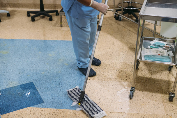 Konsepti kuva sairaalan työntekijä tekee siivous leikkaussalissa - Valokuva, kuva