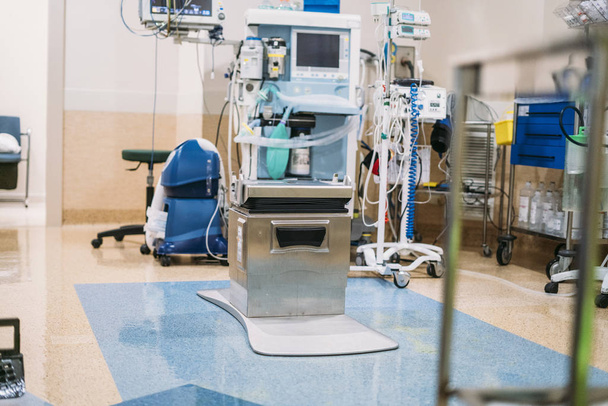 Bir hastane çalışanının ameliyat odasını temizlerken çekilmiş konsept fotoğrafı. - Fotoğraf, Görsel