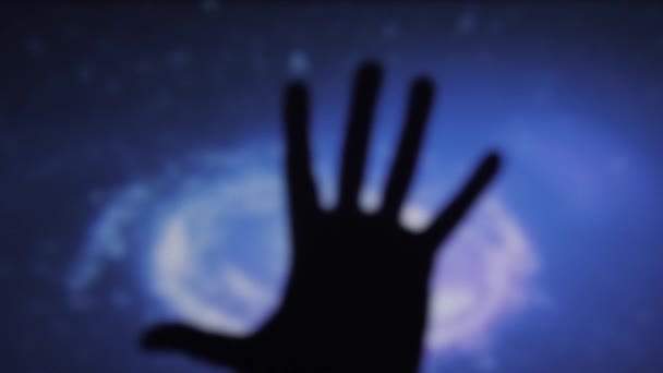 Rozostřeného ruka člověka na barevné pozadí - Záběry, video