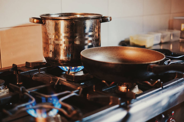 Padella riscaldamento sulla cucina stufa a gas
 - Foto, immagini