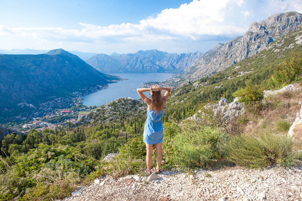 Joven mujer admirando las espectaculares vistas de las montañas. la vista desde atrás. Europa
 - Foto, imagen