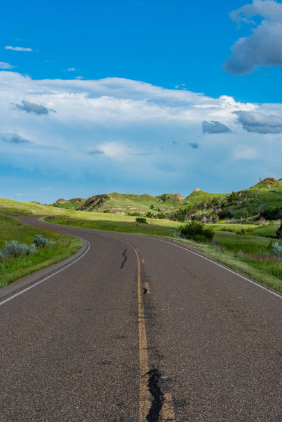 Kręty drogi na Prairie przez Theodore Roosevelt National Park - Zdjęcie, obraz