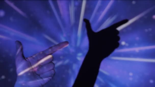 mão fazendo o gesto de uma arma no fundo colorido
 - Filmagem, Vídeo