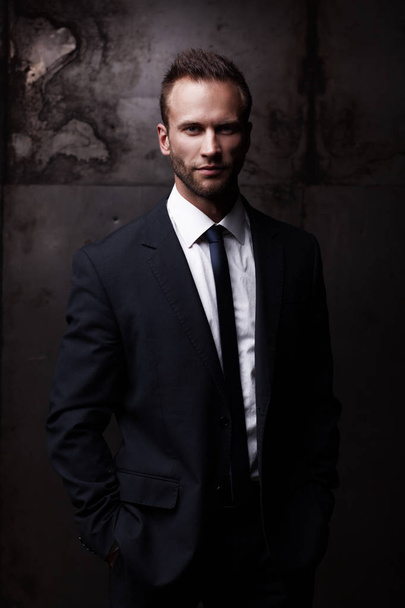 Portrait of young businessman - Foto, afbeelding
