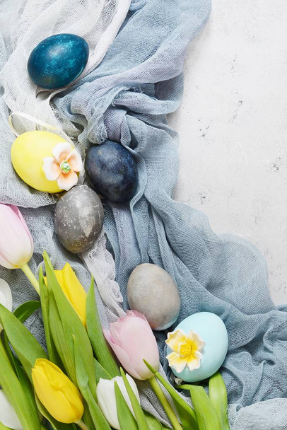 Bouquet of tulips with easter vintage eggs on a light gray background. Stylish Background with easter eggs, modern. Happy Easter card, spring flowers, copy space, space for text. - Foto, Bild