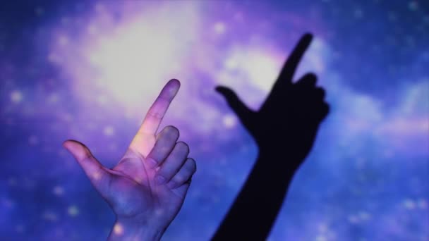 рука робить жест пістолета на барвистому фоні
 - Кадри, відео