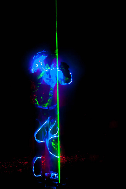 Farbenfrohe Lichter zeigen. Lasershow in Bewegung im Dunkeln. - Foto, Bild