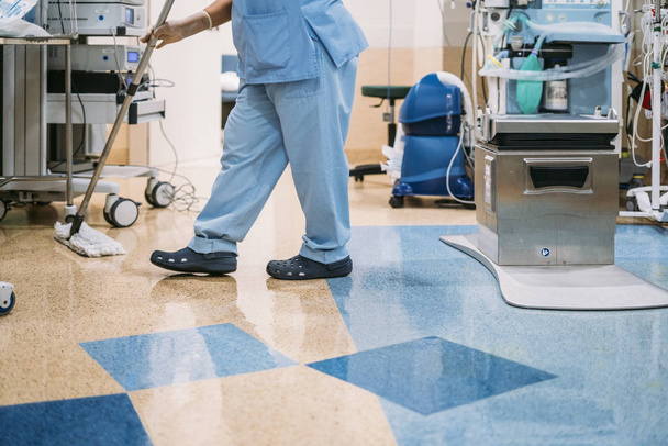 Konsepti kuva sairaalan työntekijä tekee siivous leikkaussalissa - Valokuva, kuva