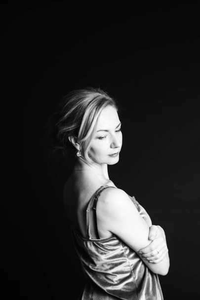 Közelről studio egy selyem ruha fekete háttér ellenében a gyönyörű nő portréja - Fotó, kép