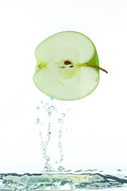 jabłko wyskakując z wody - Zdjęcie, obraz