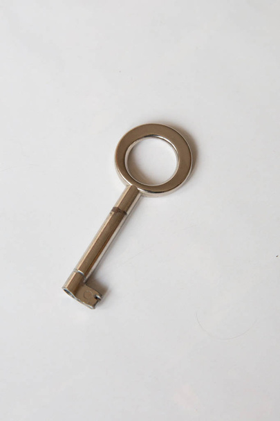 beyaz zemin üzerinde bir demir vintage anahtar - Fotoğraf, Görsel