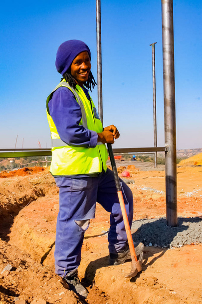 建築敷地のヨハネスブルグ、南アフリカ共和国 - 2010 年 6 月 9 日: 建設労働者 - 写真・画像