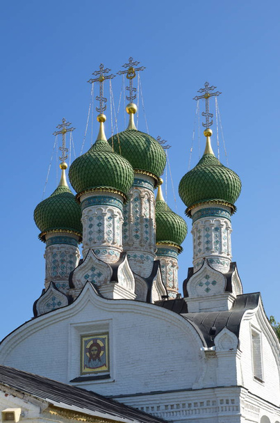 Domes of the parish Church of the Assumption of the Mother of God on Ilyinskaya mountain in Nizhny Novgorod, Russia - Fotografie, Obrázek