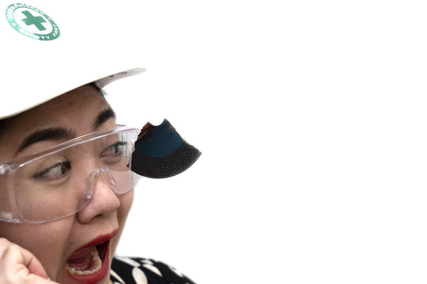 Μηχανικός αυτό φορούν γυαλιά ασφάλειας Αποθηκεύτηκε σε γυναίκες είναι μάτι ενώ έργο επειδή Συνδέστε δίσκοι κοπής σπασμένα, ασφάλεια πρώτα - Φωτογραφία, εικόνα
