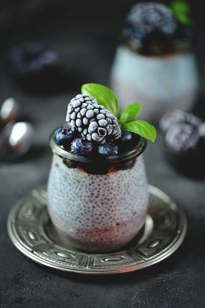 Nasiona Chia pudding z miodem, mrożone jagody i jeżyny. Smaczny i zdrowy deser organiczne. - Zdjęcie, obraz
