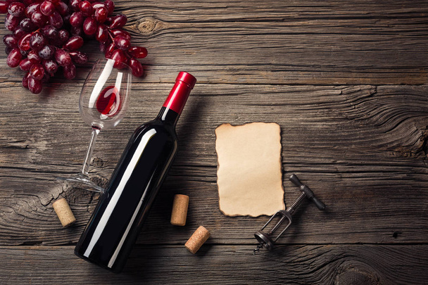 Weihnachtsessen mit Rotwein und Geschenk auf rustikalem Holz. Draufsicht mit Platz für Ihre Grüße - Foto, Bild
