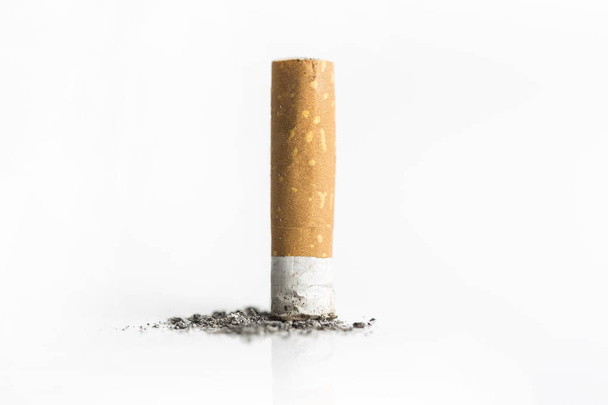 Sigara izmariti, yakın kadar izole beyaz bir arka plan üzerinde - Fotoğraf, Görsel