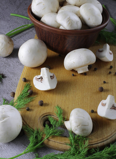 Champignon-Pilze auf dem Brett kurz und bündig gesunde Ernährung und vegetarische Kost - Foto, Bild