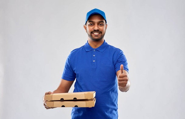 indiano consegna uomo con pizza mostrando pollici su
 - Foto, immagini