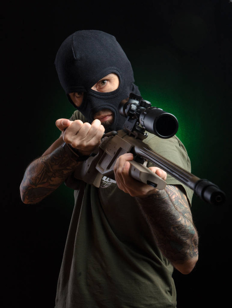 Le gars en vêtements de protection et un masque noir avec un fusil de sniper
 - Photo, image
