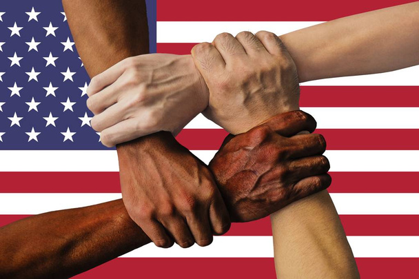 прапор об'єднаних держав, взаємодія мультикультурної групи молоді
. - Фото, зображення