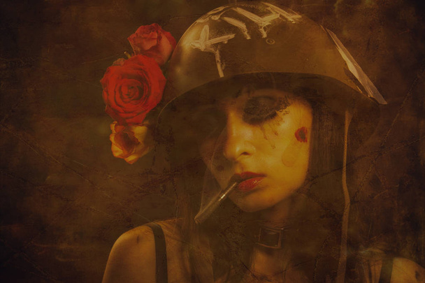 Menina glamour sexy no capacete fumar cigarro sobre fundo escuro
 - Foto, Imagem