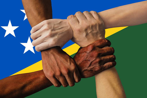 Флаг Соломонских островов, межкультурная группа молодых людей
. - Фото, изображение