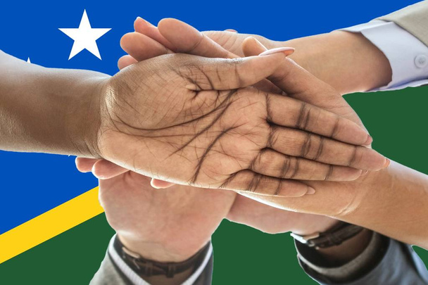 vlajka Šalamounových ostrovů, integrace multikulturní skupiny mladých lidí. - Fotografie, Obrázek
