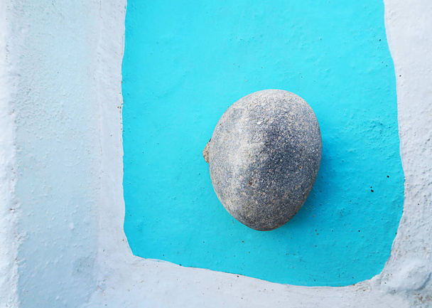 kamień na ziemi w Santorini, Grecja, typowy grecki kolory, Prostota kompozycji - Zdjęcie, obraz