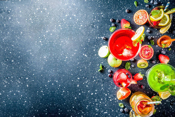 Selección de bebidas de cóctel de frutas y bayas de verano. espacio de copia de fondo azul oscuro
 - Foto, imagen