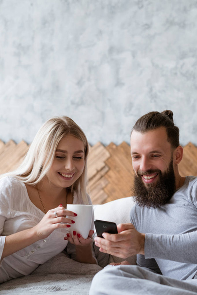 young couple anniversary planning check smartphone - Foto, afbeelding