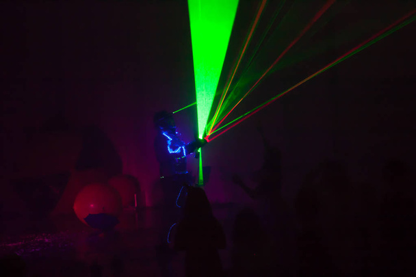Des lumières colorées se montrent. Spectacle laser en mouvement dans le noir
. - Photo, image