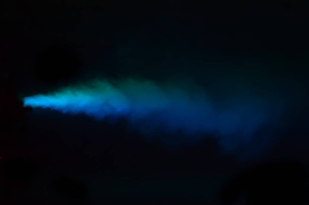 Fumée bleue colorée sur fond noir
. - Photo, image