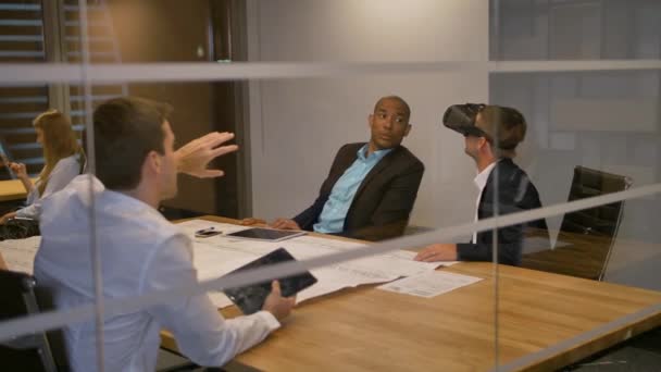 Hombre de negocios con auriculares VR con colegas
 - Metraje, vídeo