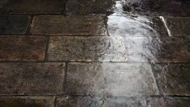 Regenzeit, Regentropfen fallen auf Boden oder Straße - Filmmaterial, Video