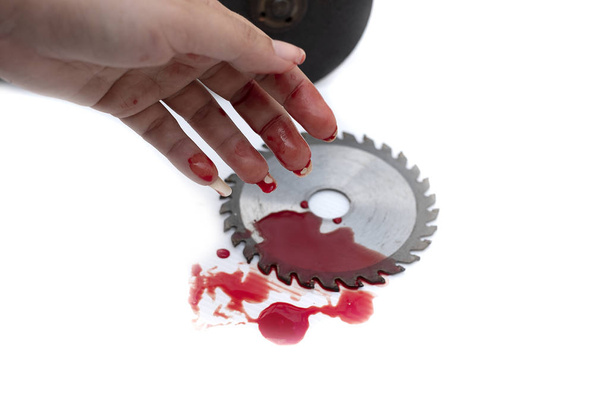 Mano y disco de sierra circular sangriento sobre fondo blanco, seguridad primero
 - Foto, imagen