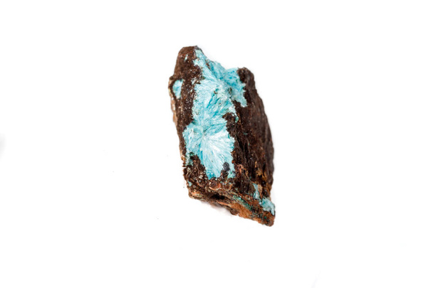 Close-up van macro minerale Aurichalciet stone op Microklien op witte achtergrond - Foto, afbeelding