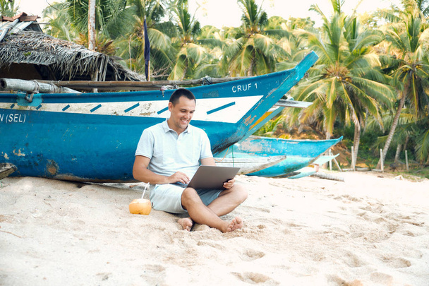 Man Freelancer Work by Laptop Sit on Ocean Beach - Foto, Imagem
