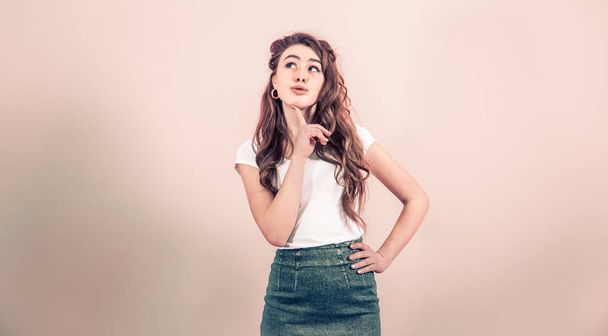 Retrato de uma jovem com cabelos longos em um fundo colorido, espaço para texto
 - Foto, Imagem